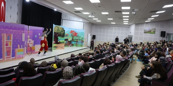 Kartepe’de çocuklara “Küçük Cesaretler Kulübü” oyunu sahnelendi