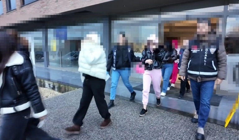 kocaeli-merkezli-fuhus-operasyonunda-12-kisi-gozaltina-alindi-14-kadin-kurtarildi-RAeB6nXm.jpg