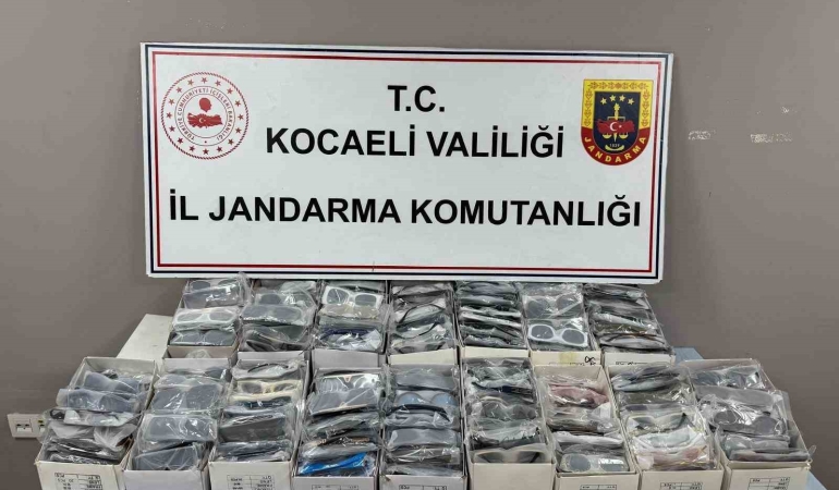 kocaelide-26-milyon-tllik-kacak-gozluk-ve-tutun-operasyonu-DkVB1pWX.jpg