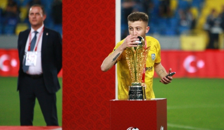 kocaelide-silahli-saldiri-1i-futbolcu-3-yarali-RZChjKvb.jpg