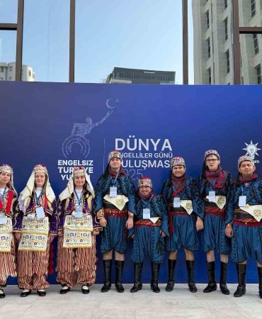 kocaelinin-gonca-efeleri-cumhurbaskani-erdoganin-onunde-sahne-aldi-hHNQhGD1.jpg