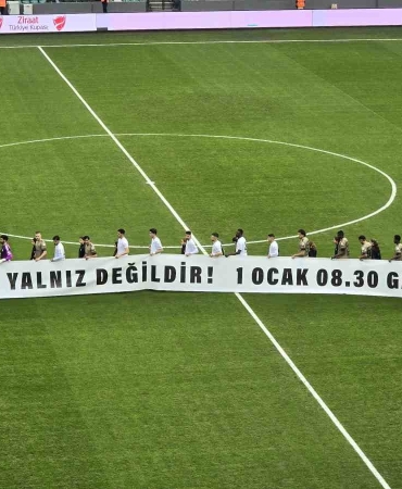 kocaelispor-erzurumspor-macinda-takimlar-sahaya-filistin-pankartiyla-cikti-7KD8bDD7.jpg