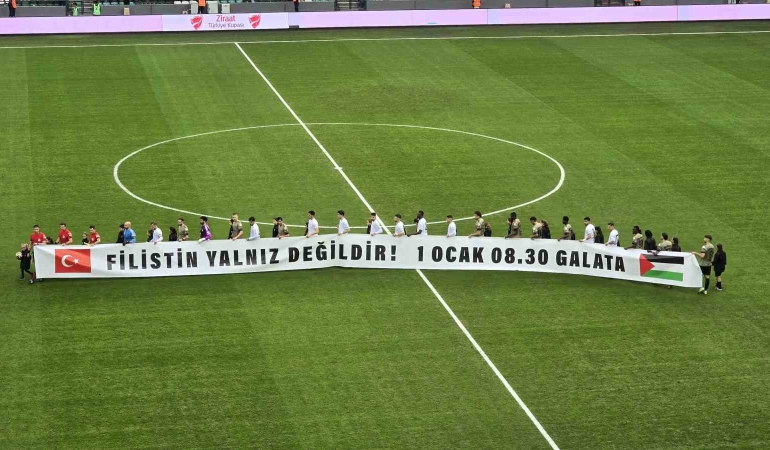kocaelispor-erzurumspor-macinda-takimlar-sahaya-filistin-pankartiyla-cikti-7KD8bDD7.jpg