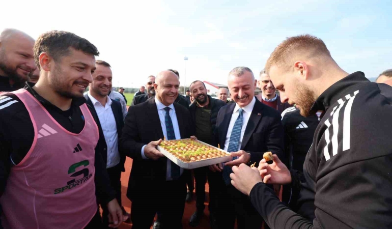 kocaelispora-kasimpasa-maci-oncesi-baklavali-moral-77MW9xVJ.jpg