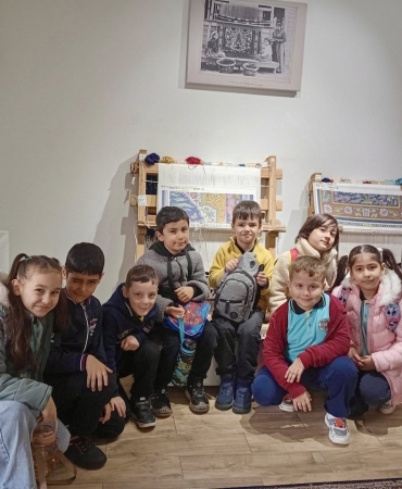 korfezde-ilkokul-ogrencileri-hereke-halisinin-yapim-asamalarini-inceledi-Y9NehOCG.jpg