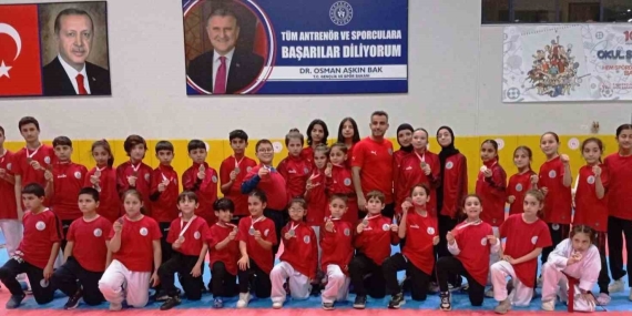 Körfez’in genç ve minik karatecileri 23 madalya aldı