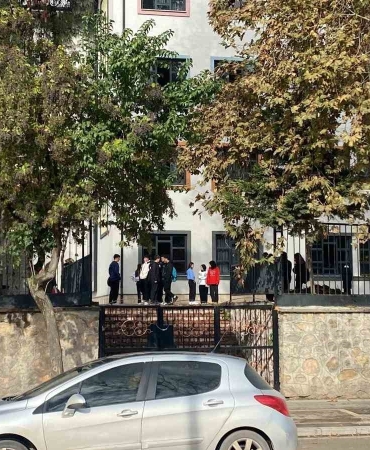 lisede-3-kattan-dusen-ogrenci-agir-yarali-LjAF8Zmf.jpg