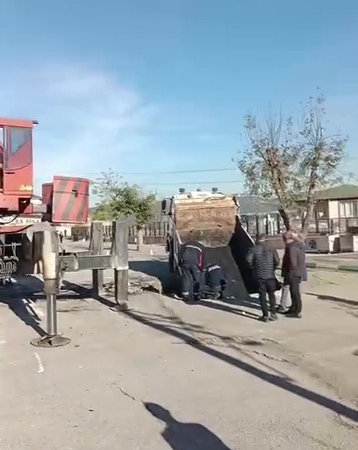 okul-bahcesinde-cokme-sonucu-cukura-dusen-kamyon-vincle-cikarildi-dSX2Vr9b.jpg