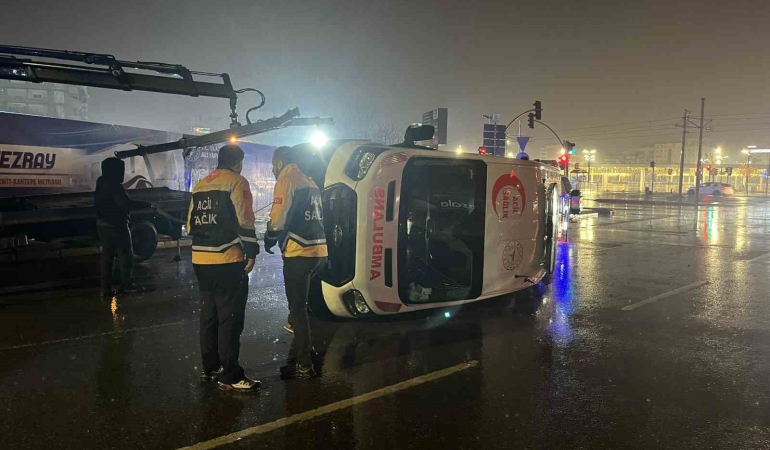 panelvan-ile-carpisan-ambulans-devrildi-6-yarali-FsRgFzxc.jpg