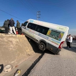 park-halindeki-minibus-duvardan-yolun-kenarina-duserek-asili-kaldi-zvcN2JiF.jpg