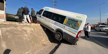 park-halindeki-minibus-duvardan-yolun-kenarina-duserek-asili-kaldi-zvcN2JiF.jpg