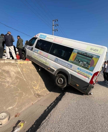 park-halindeki-minibus-duvardan-yolun-kenarina-duserek-asili-kaldi-zvcN2JiF.jpg