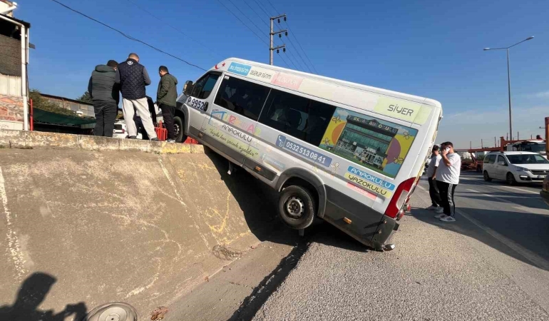 park-halindeki-minibus-duvardan-yolun-kenarina-duserek-asili-kaldi-zvcN2JiF.jpg