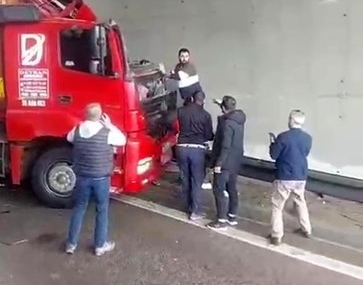 TEM’de korkunç kaza: Kendi kullandığı tırın altında can verdi