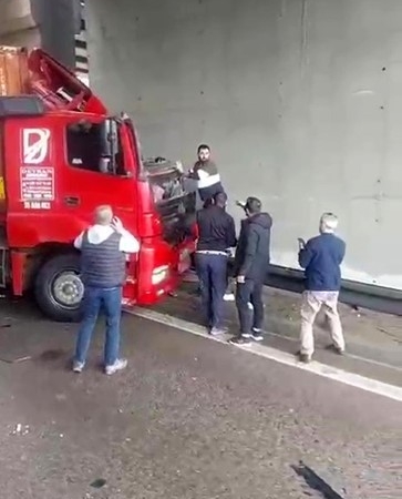 temde-korkunc-kaza-kendi-kullandigi-tirin-altinda-can-verdi-Ss6Cqp5B.jpg