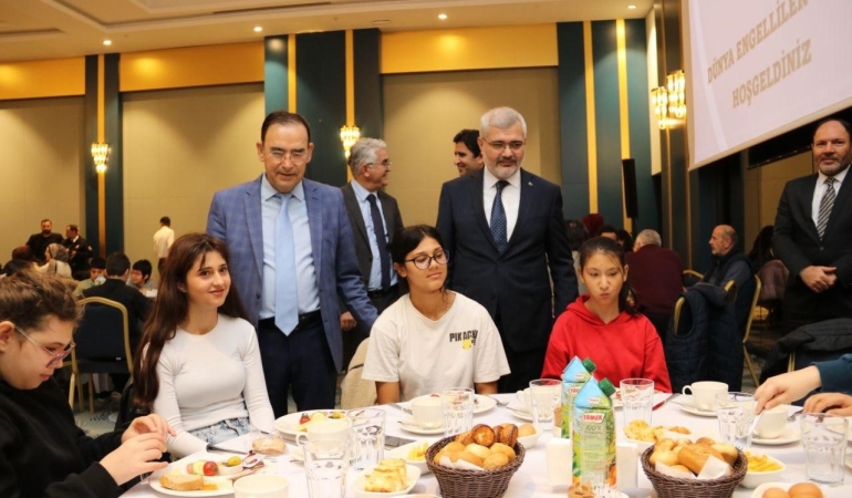 yalovada-ozel-egitim-ailesi-kahvaltida-bulustu-17PpeYNY.jpg