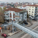 yayalar-evimi-izliyor-sikayeti-ust-gecidi-yiktirdi-evi-yine-gorebiliyoruz-Diz1rY2l.jpg