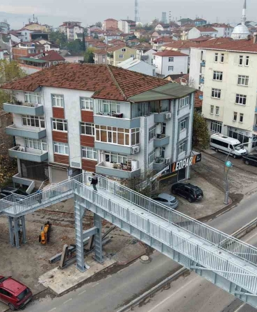 yayalar-evimi-izliyor-sikayeti-ust-gecidi-yiktirdi-evi-yine-gorebiliyoruz-Diz1rY2l.jpg