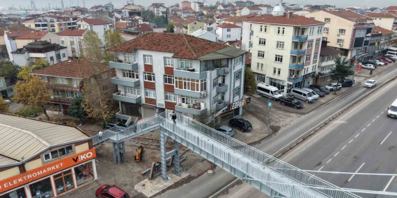 “Yayalar evimi izliyor” şikayeti üst geçidi yıktırdı: “Evi yine görebiliyoruz”