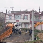 yuk-bosaltan-kamyon-askida-kaldi-OQcNvaje.jpg