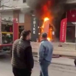 dukkan-onunde-baslayan-yangin-akulerin-patlamasiyla-buyudu-gINf96b4.jpg